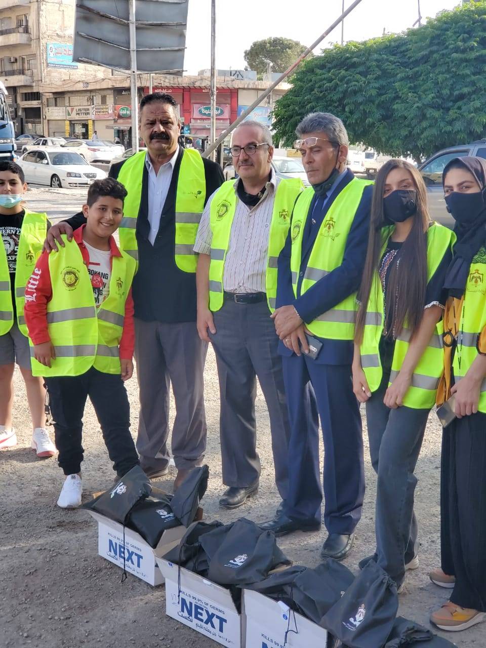 جمعية الاصايل للأبداع والفن التشكيلي توزع أكياس خاصة بالسيارات بالعاصمة والمفرق .. صور 