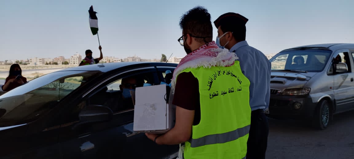 جمعية الاصايل للأبداع والفن التشكيلي توزع أكياس خاصة بالسيارات بالعاصمة والمفرق .. صور 