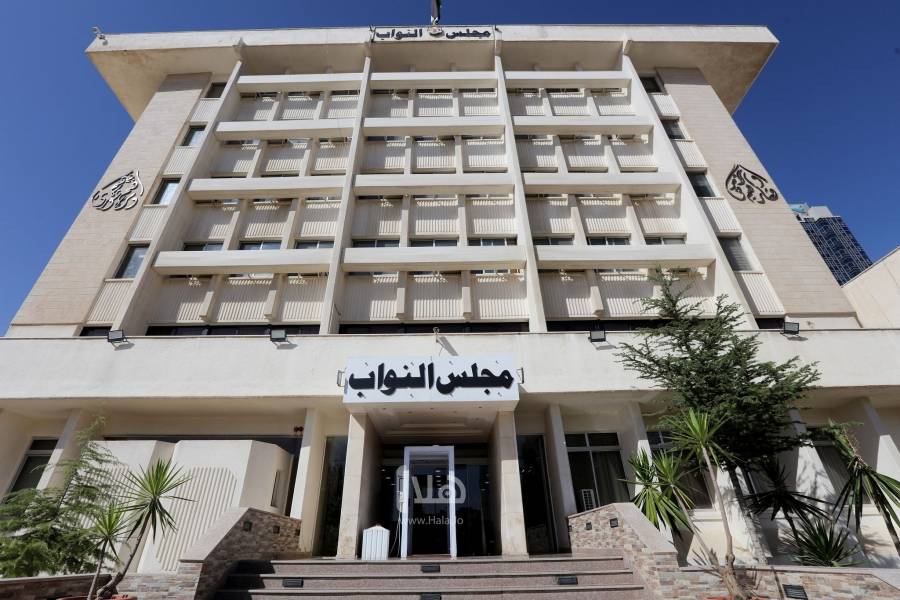 تواجد أمني كثيف أمام النواب