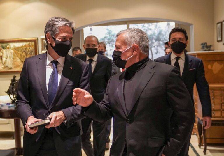 بلينكن مغردا: اثنيت على دور الملك بدعم السلام