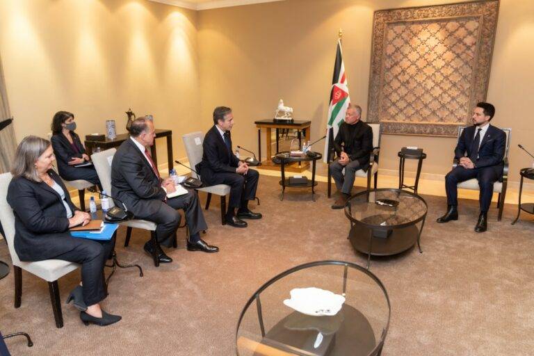 بلينكن مغردا: اثنيت على دور الملك بدعم السلام