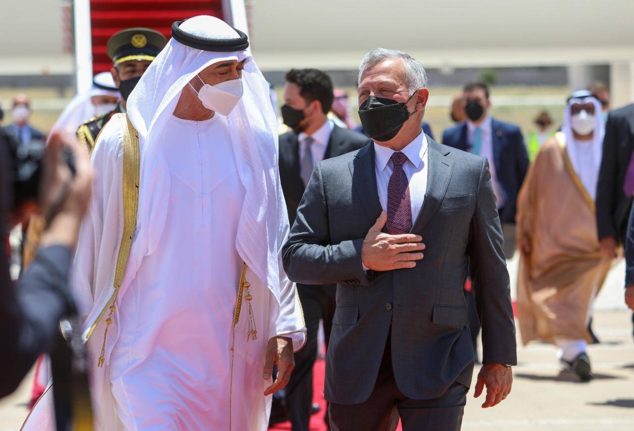 الملك وولي العهد يستقبلان ولي عهد أبوظبي لدى وصوله مطار ماركا