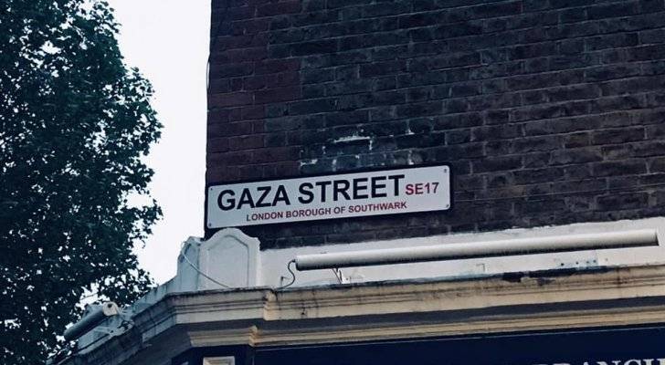 الأهالي يسمون أحد شوارع لندن باسم غزة تنديدا بعدوان الاحتلال الاسرائيلي الأخير