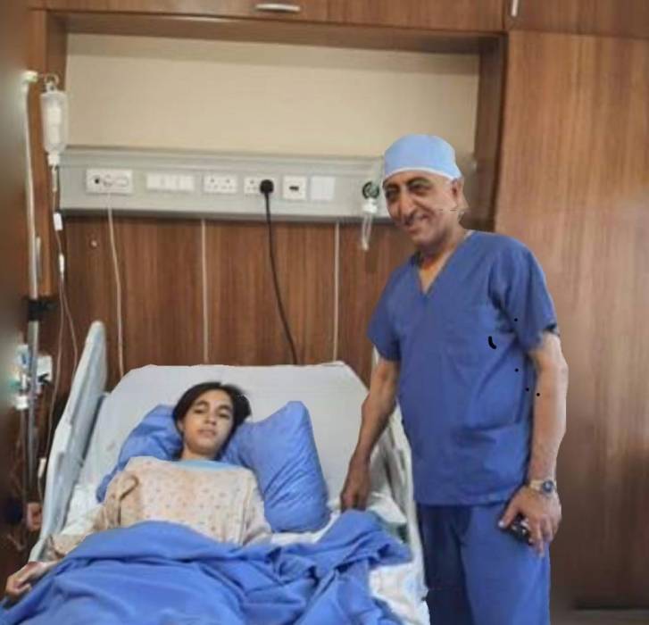 إجراء عملية تصحيح عمود فقري بدرجة انحراف 65 بالمئة لفتاة في مستشفى الرويال