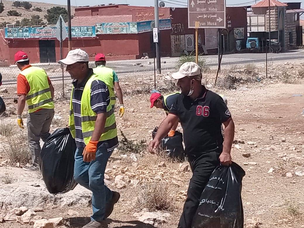 الزهير : بلدية مادبا الكبرى نفذت حملة نظافة شاملة لجبل نيبو / منطقة صياغه 