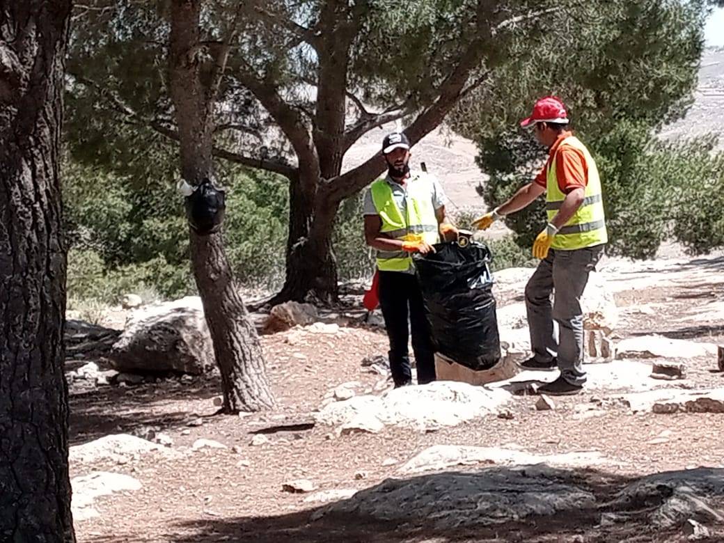 الزهير : بلدية مادبا الكبرى نفذت حملة نظافة شاملة لجبل نيبو / منطقة صياغه 