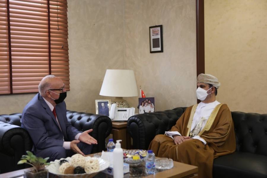 وزير الأشغال يبحث مع السفير العماني التعاون في مجال الإنشاء والإسكان