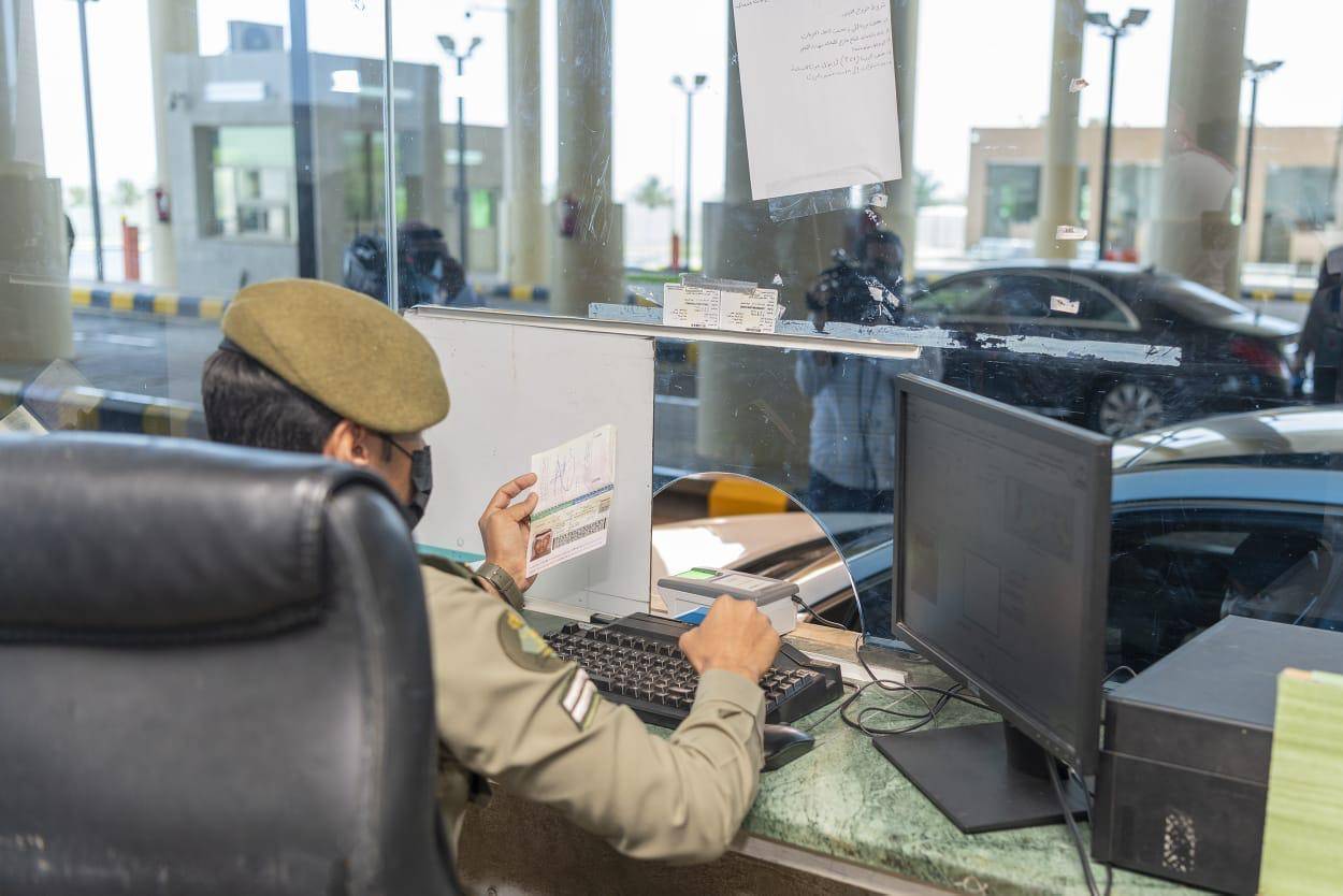 السفير السديري يطلع على سير العمل بمنفذ حالة عمار-المدورة الحدودي