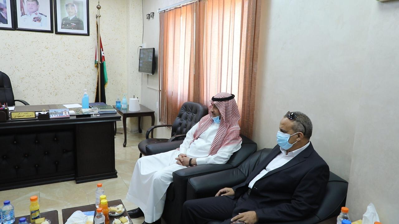 السفير السديري يطلع على سير العمل بمنفذ حالة عمار-المدورة الحدودي