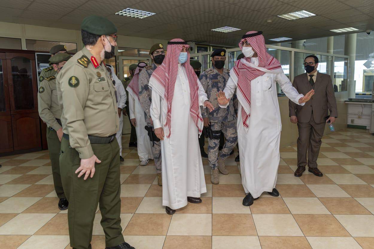 السفير السديري يطلع على سير العمل بمنفذ حالة عمار-المدورة الحدودي