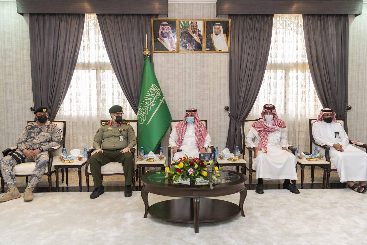 السفير السديري يطلع على سير العمل بمنفذ حالة عمار-المدورة الحدودي