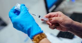 بدء تطعيم العاملين بالقطاعات المغلقة ضد كورونا