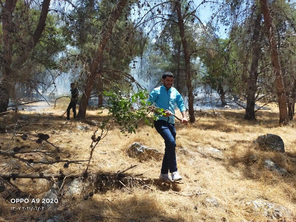 الدفاع المدني  يتعامل مع حريق اعشاب جافه بغابة جفين غرب اربد (صور) 
