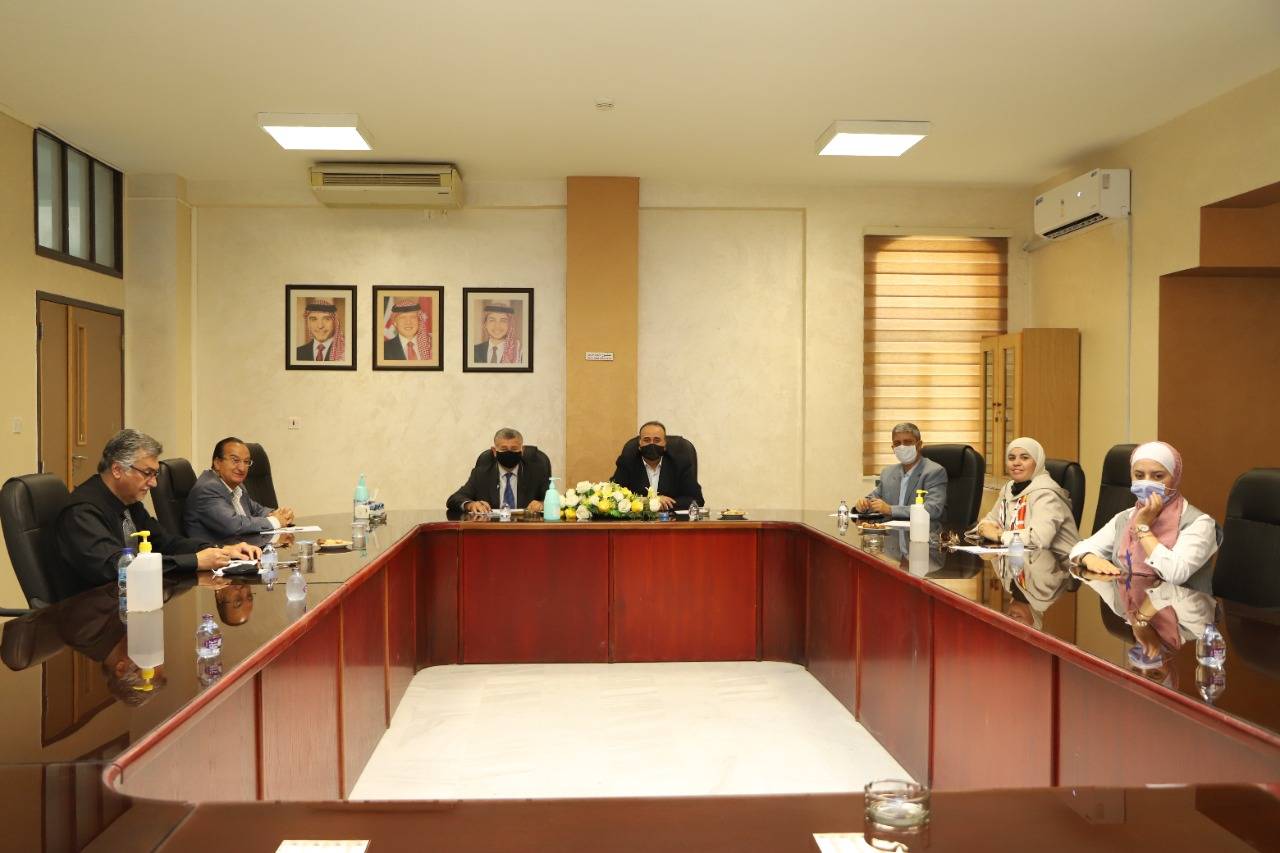 *النائب الحمود يطلع على الدراسات الشمولية للمناطق المحاذية لشارع القدس عربية التي نفذتها كوادر جامعة البلقاء التطبيقية*