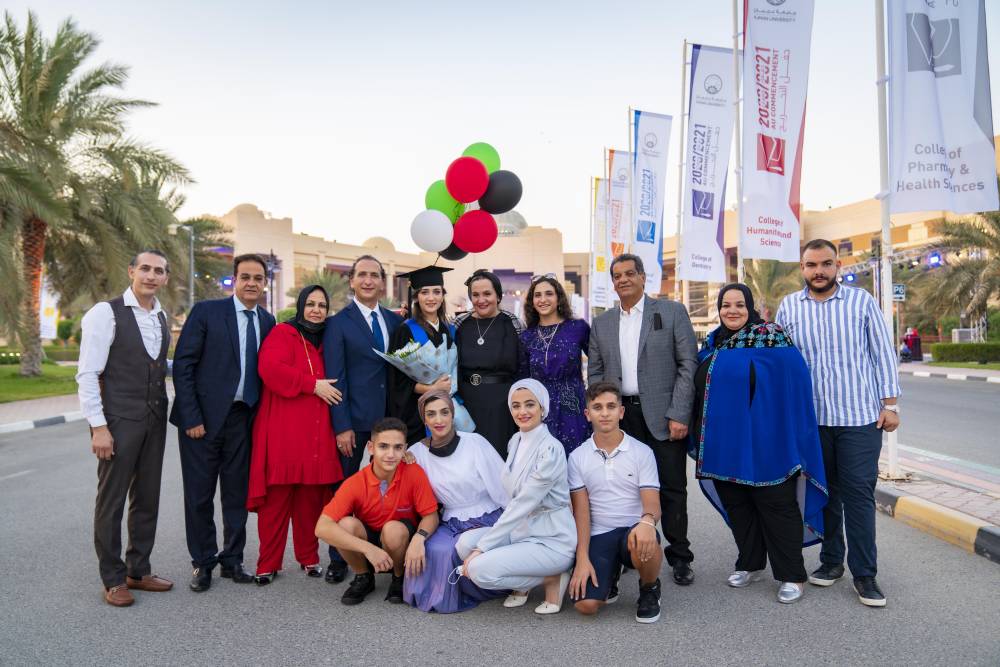 مشاهد من الفخر والفرح في اليوم الأول من حفل تخريج دفعة 2021 لجامعة عجمان .. فيديو 