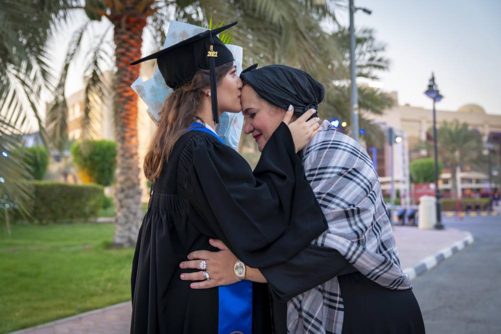 مشاهد من الفخر والفرح في اليوم الأول من حفل تخريج دفعة 2021 لجامعة عجمان .. فيديو 