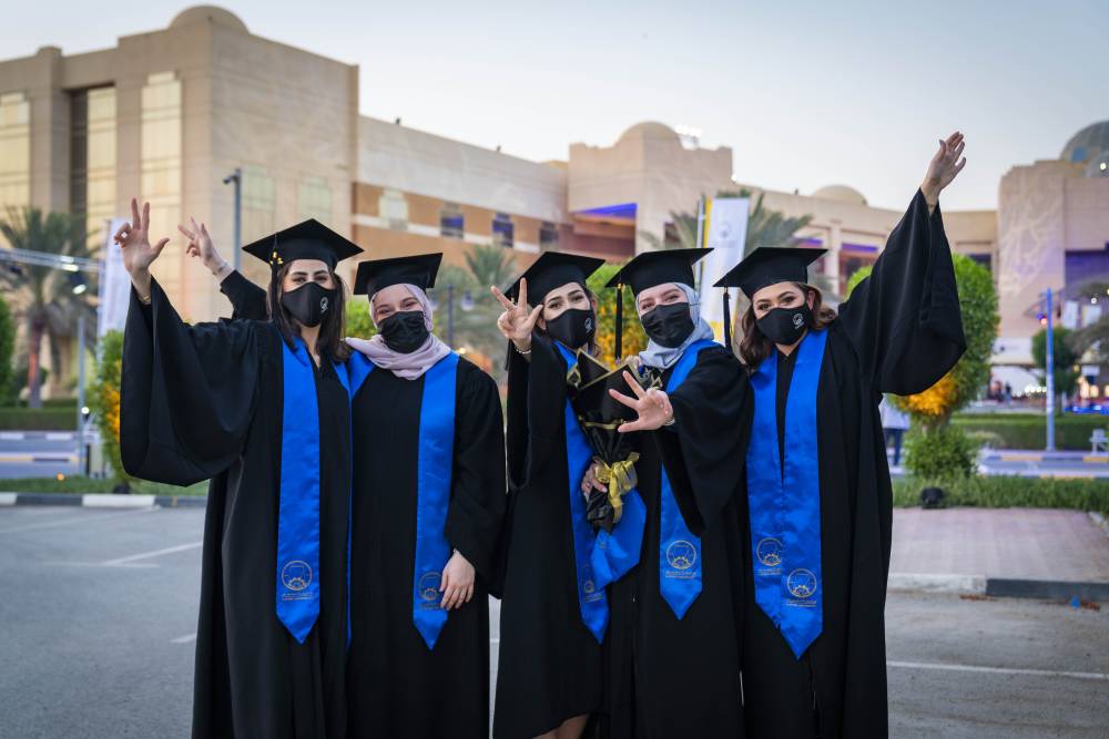 مشاهد من الفخر والفرح في اليوم الأول من حفل تخريج دفعة 2021 لجامعة عجمان .. فيديو 