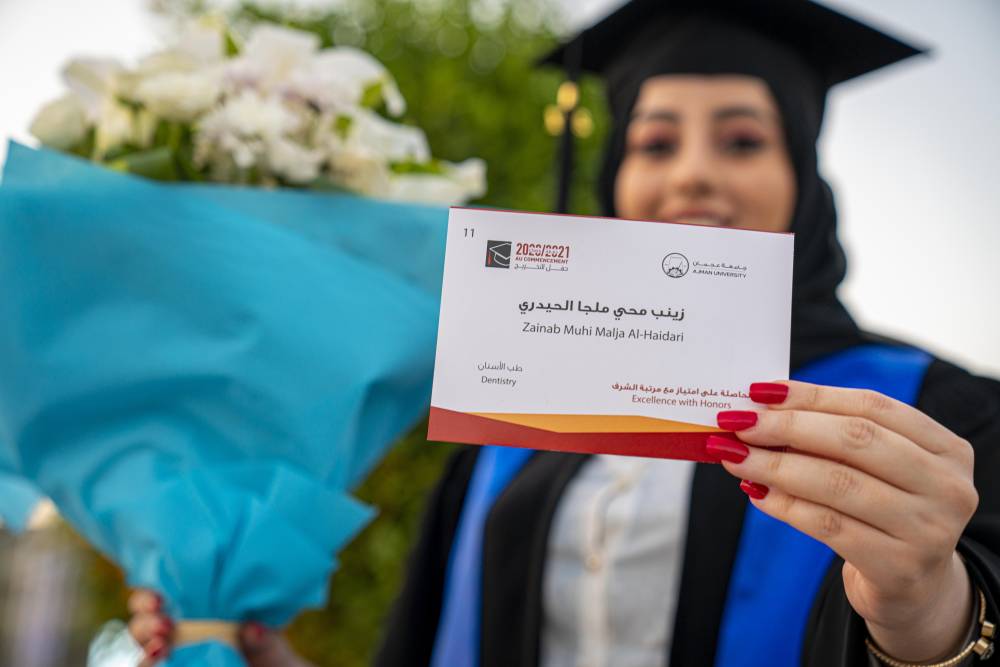 مشاهد من الفخر والفرح في اليوم الأول من حفل تخريج دفعة 2021 لجامعة عجمان .. فيديو 