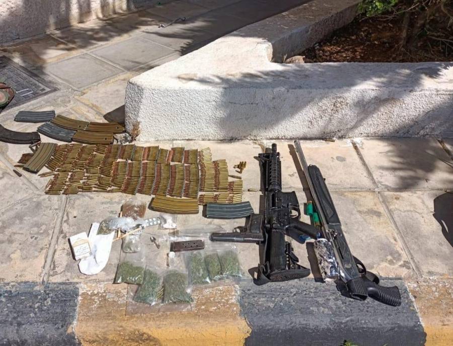 قوة أمنية تداهم وتلقي القبض على تاجر ومروج للمواد المخدرة غرب البلقاء