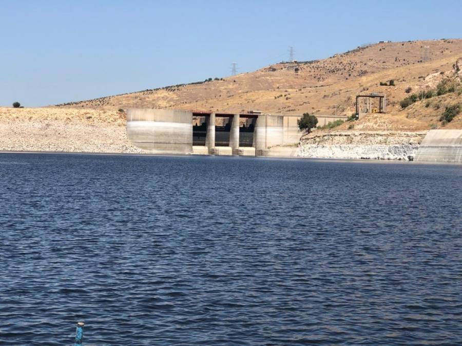 سلطة وادي الاردن ووزارات الادارة المحلية و الاشغال والبيئة والدفاع المدني تنفذ حملة لتنظيف مدخل بحيرة سد الملك طلال