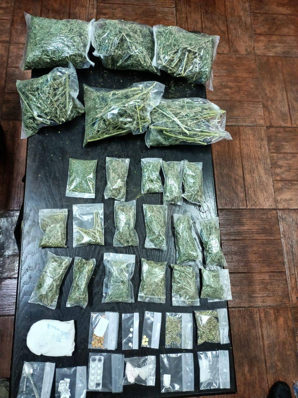 قوة أمنية تداهم وتلقي القبض على تاجر ومروج للمواد المخدرة غرب البلقاء