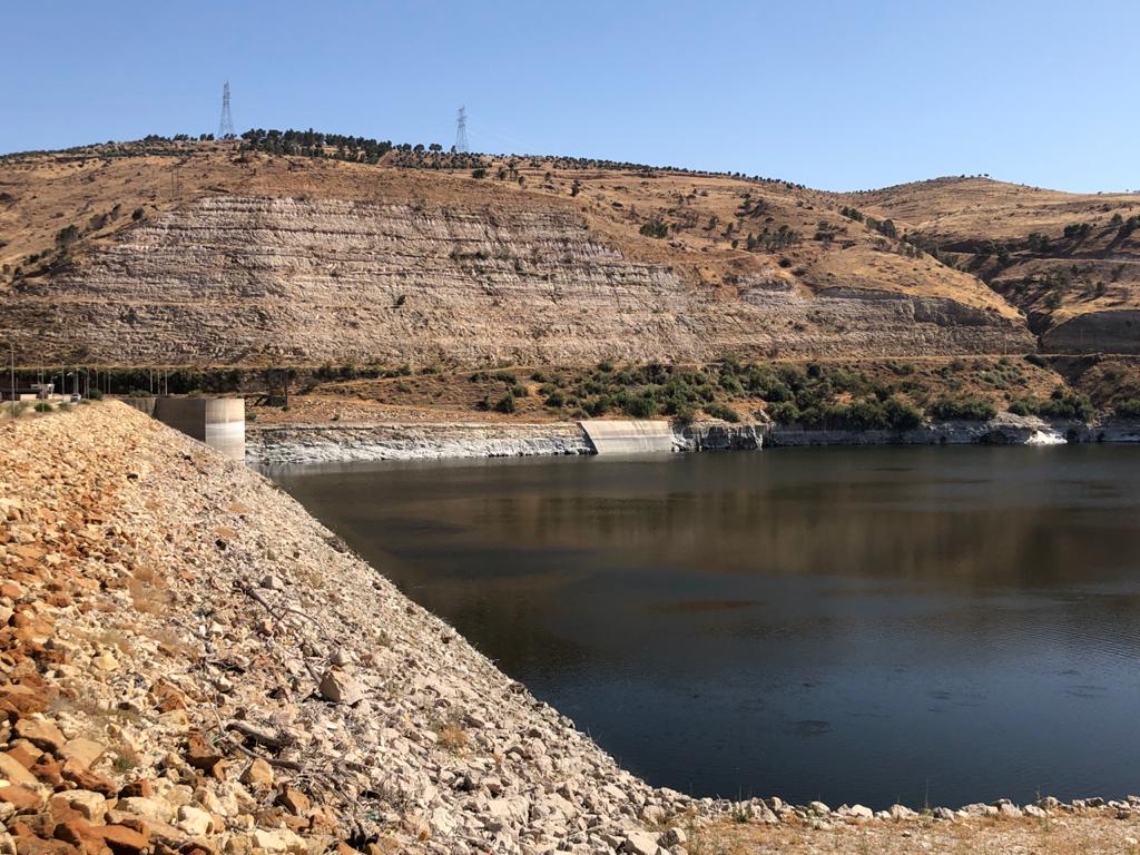 سلطة وادي الاردن ووزارات الادارة المحلية و الاشغال والبيئة والدفاع المدني تنفذ حملة لتنظيف مدخل بحيرة سد الملك طلال 
