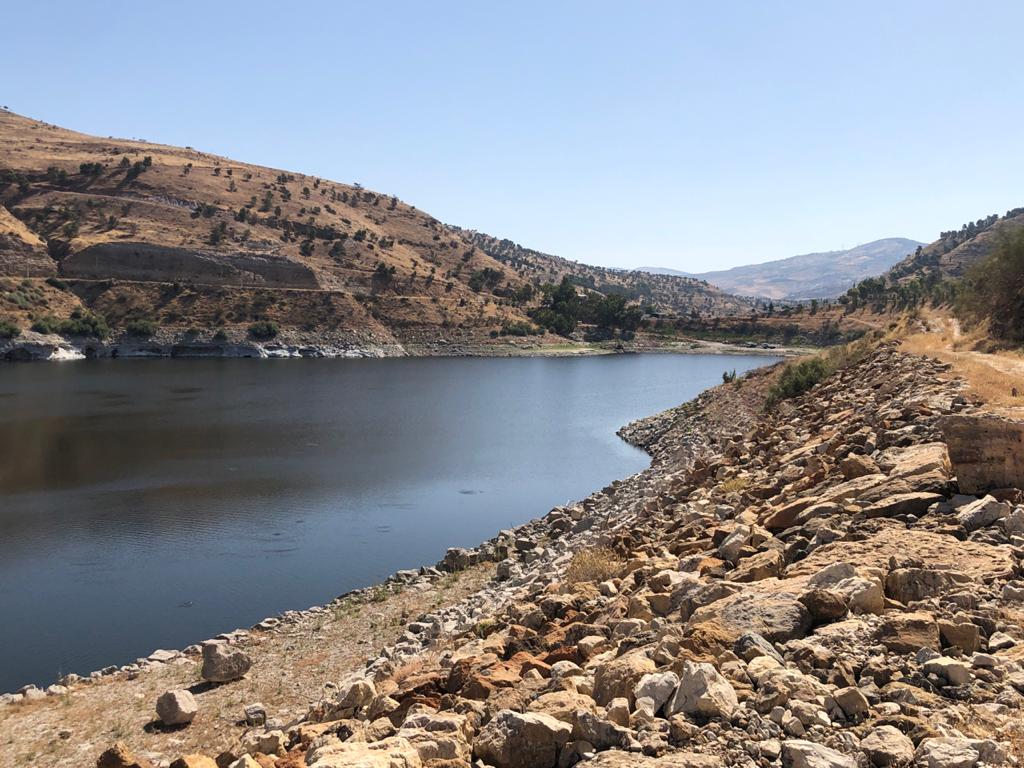 سلطة وادي الاردن ووزارات الادارة المحلية و الاشغال والبيئة والدفاع المدني تنفذ حملة لتنظيف مدخل بحيرة سد الملك طلال 
