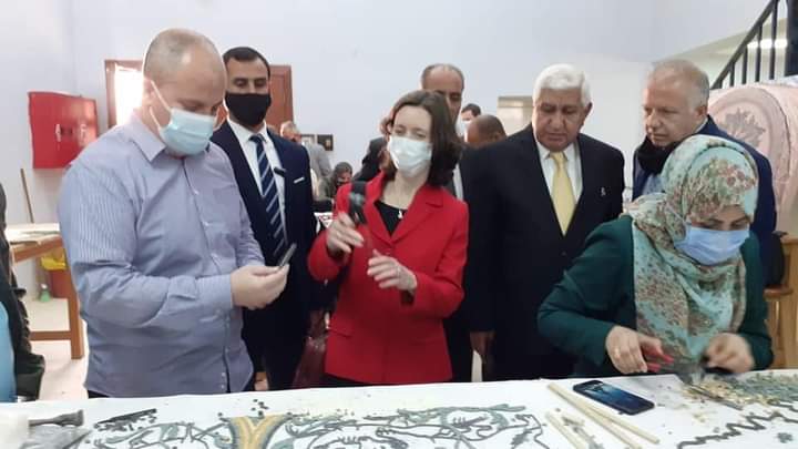 السفيرة البريطانية تزور معهد الفسيفساء والأماكن السياحية في مادبا 
