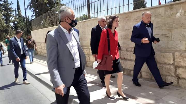 السفيرة البريطانية تزور معهد الفسيفساء والأماكن السياحية في مادبا 