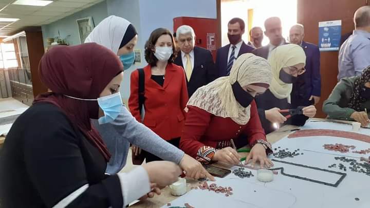 السفيرة البريطانية تزور معهد الفسيفساء والأماكن السياحية في مادبا 