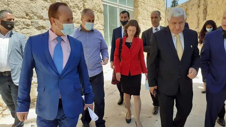 السفيرة البريطانية تزور معهد الفسيفساء والأماكن السياحية في مادبا 