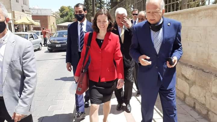 السفيرة البريطانية تزور معهد الفسيفساء والأماكن السياحية في مادبا 