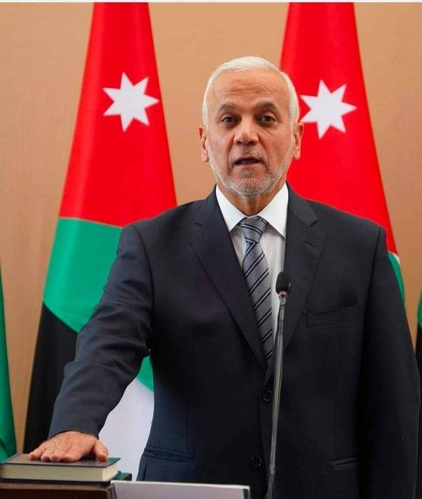 وزير التنمية يتفقد عائلة ذات احتياجات خاصة بجرش