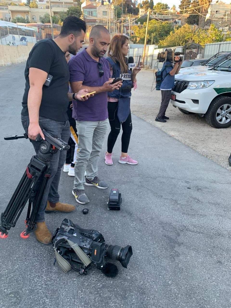 شاهد بالفيديو : الاحتلال يعتقل مراسلة الجزيرة جيفارا البديري في حي الشيخ جراح بالقدس ويعتدي عليها بالضرب