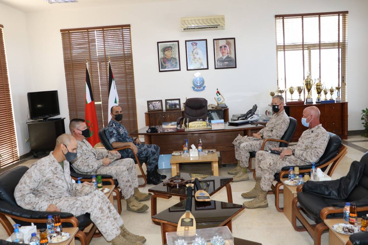 قائد القوة البحرية والزوارق الملكية يستقبل قائد قوات المارينز المركزية الأمريكية