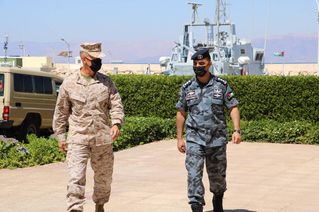 قائد القوة البحرية والزوارق الملكية يستقبل قائد قوات المارينز المركزية الأمريكية