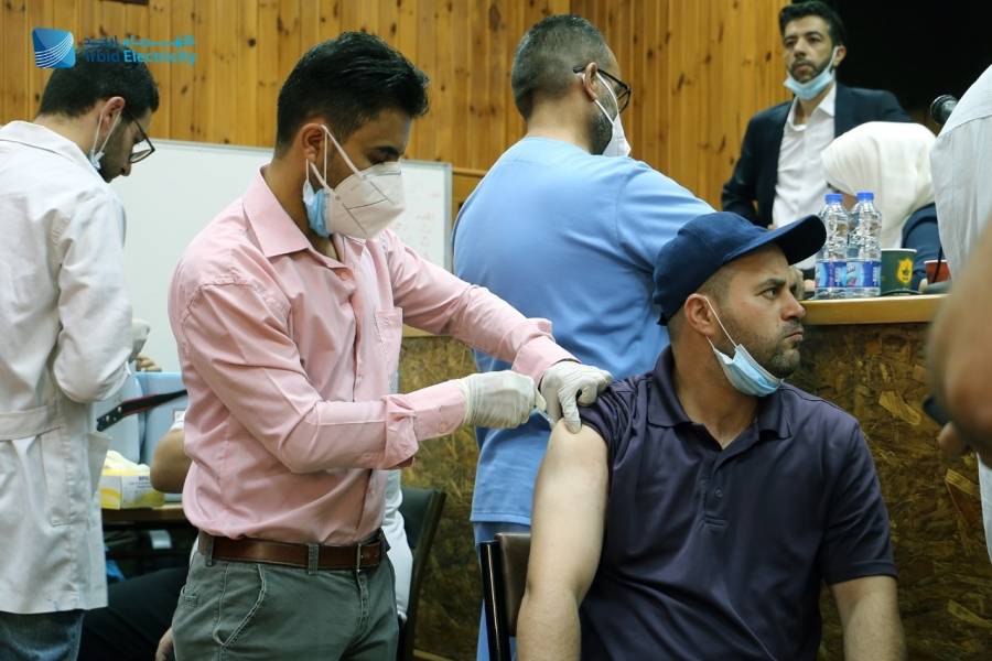 كهرباء اربد تنظم حملة تطعيم لقاح فيروس كورونا لموظفيها