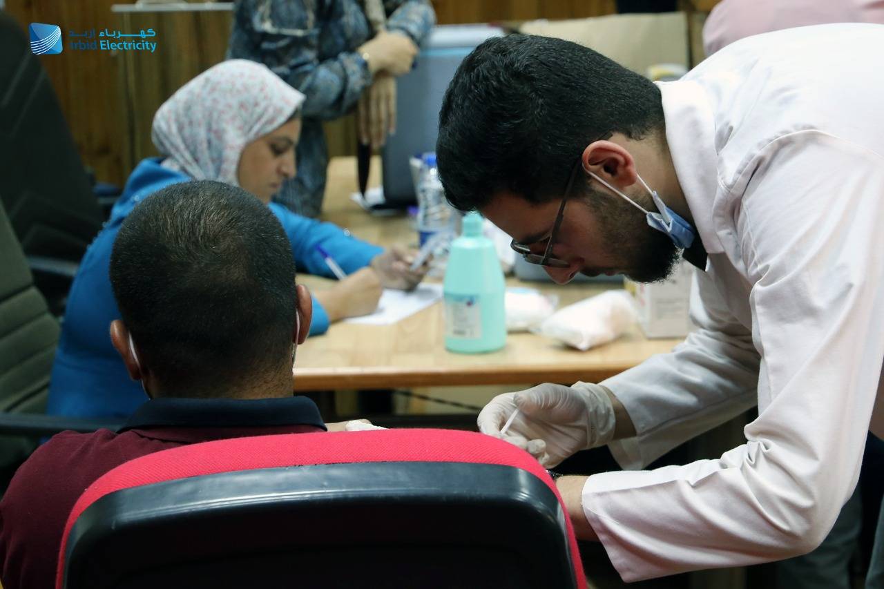 كهرباء اربد تنظم حملة تطعيم لقاح فيروس كورونا لموظفيها 
