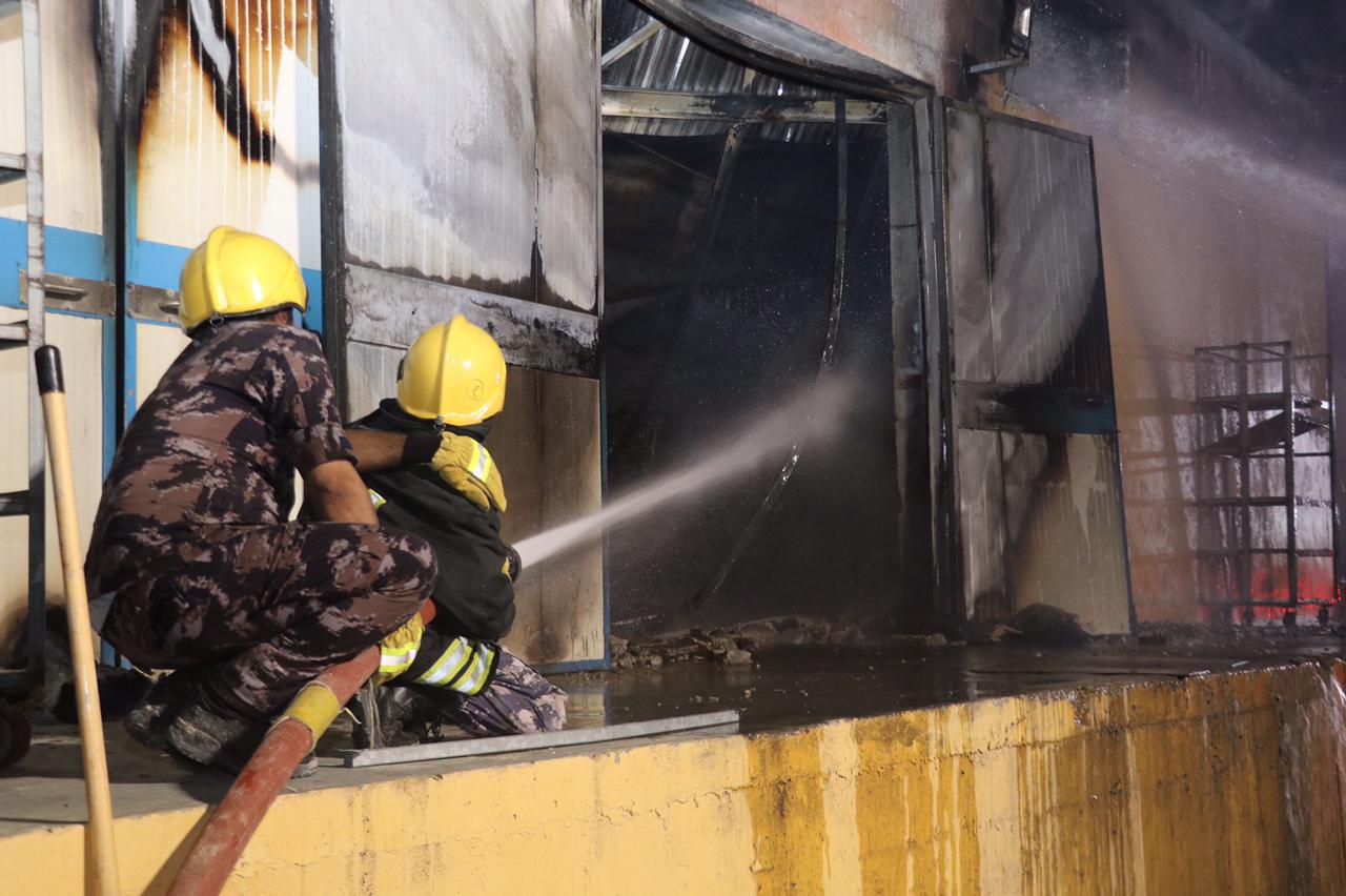 الدفاع المدني يخمد حريق مستودع في الزميله