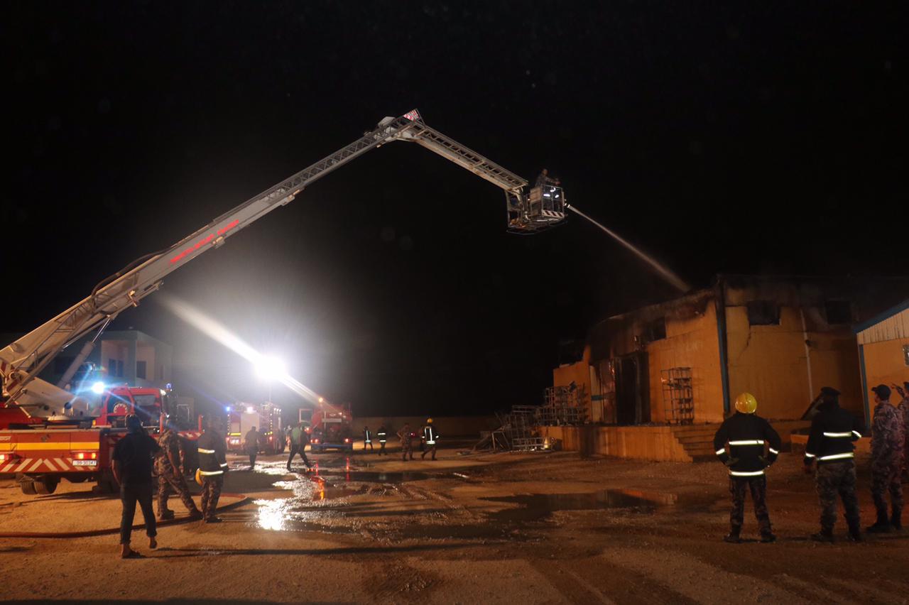 الدفاع المدني يخمد حريق مستودع في الزميله