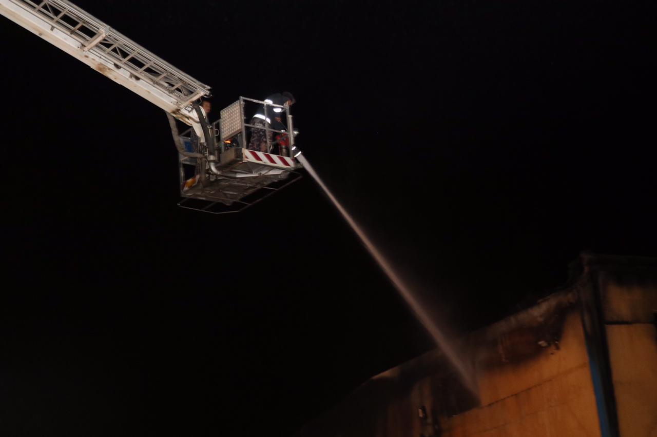 الدفاع المدني يخمد حريق مستودع في الزميله