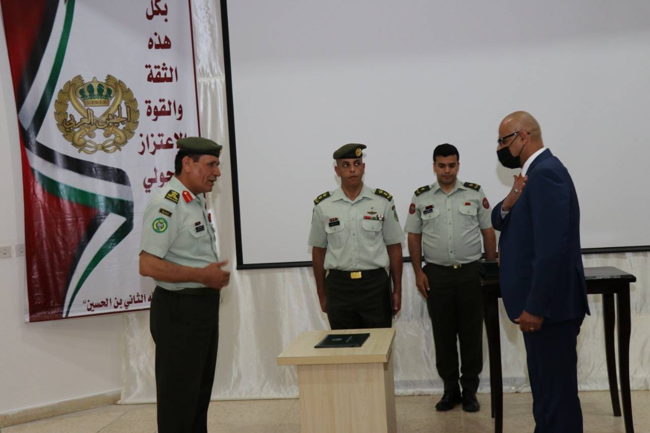 توزيع شهادات الدبلوم على الدارسين في دورة الدفاع 18 في كلية الدفاع الوطني الملكية الأردنية 