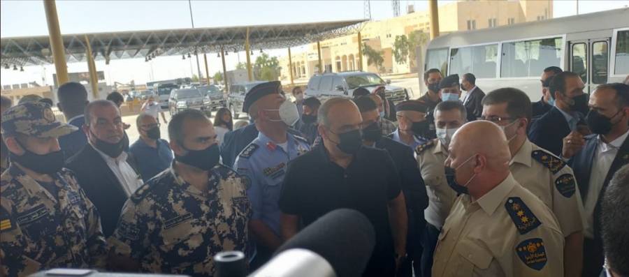 رئيس الوزراء يتفقد سير العمل بمركز حدود العمري ويؤكد ضرورة تبسيط الاجراءات على المسافرين