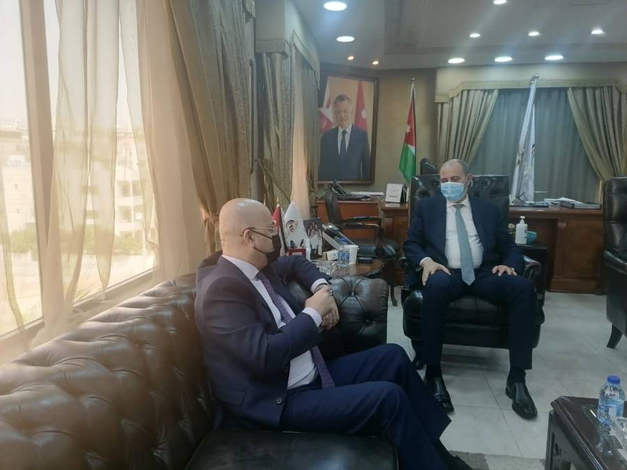 وزير العمل والسفير العراقي يبحثان الملفات المشتركة بين الجانبين