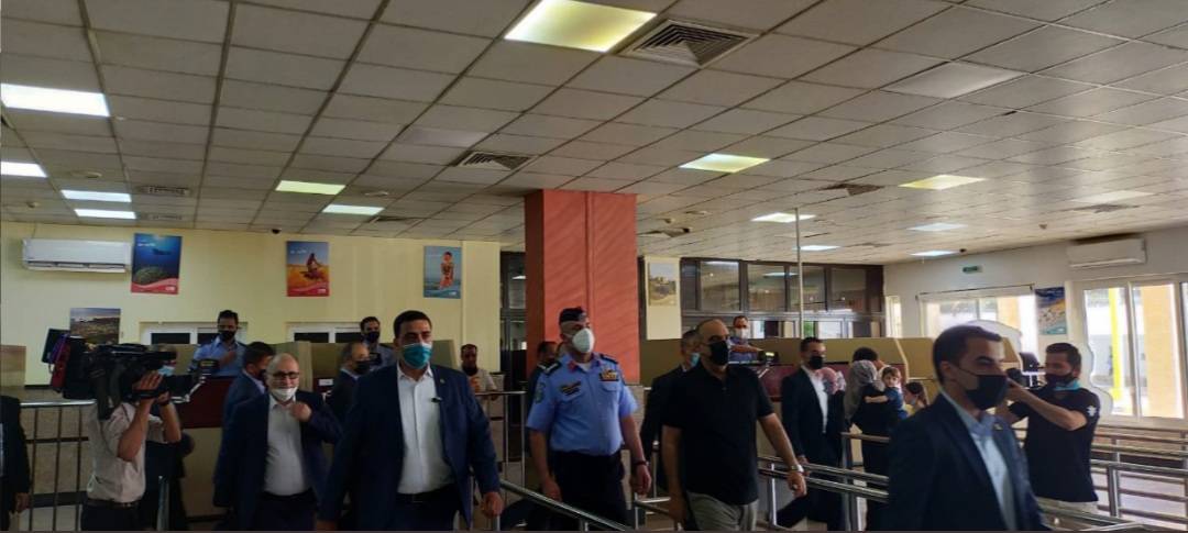 رئيس الوزراء يتفقد سير العمل بمركز حدود العمري ويؤكد ضرورة تبسيط الاجراءات على المسافرين