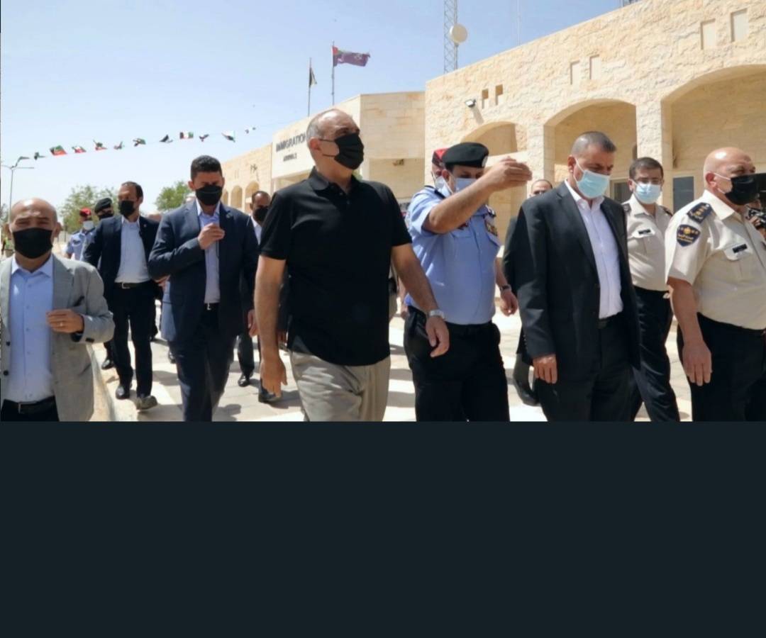 رئيس الوزراء يتفقد سير العمل بمركز حدود العمري ويؤكد ضرورة تبسيط الاجراءات على المسافرين