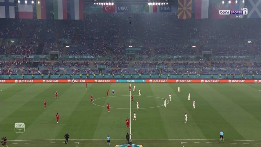 أحد لاعبي تركيا يقوم بالاعتذار عقب الخسارة أمام إيطاليا