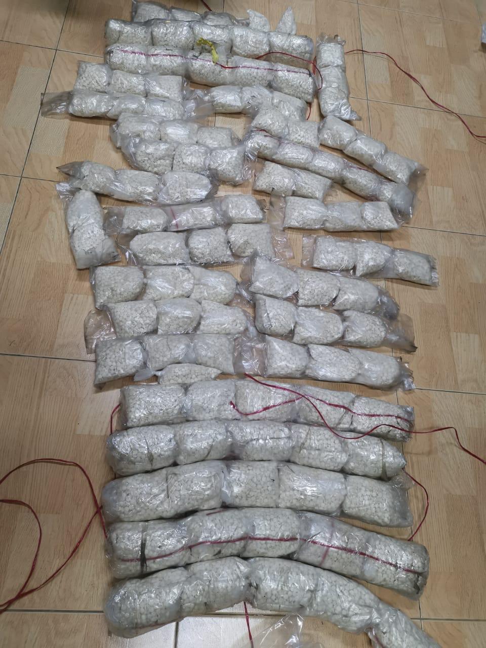 ضبط 150 ألف حبة مخدرة أُخفيت داخل مركبة شحن تمهيداً لتهريبها خارج المملكة وإلقاء القبض على المتورطين