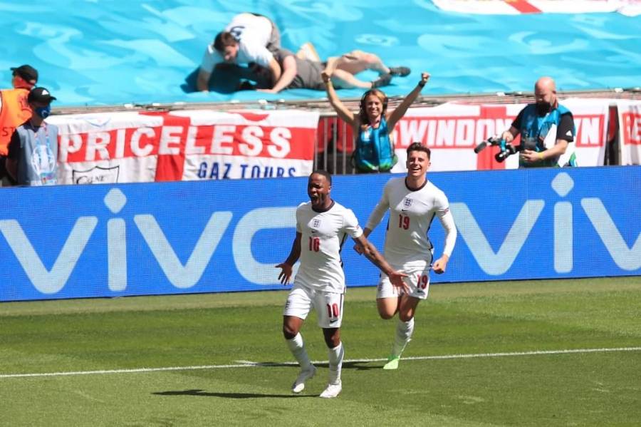 سترلينج يقود إنجلترا لإسقاط كرواتيا