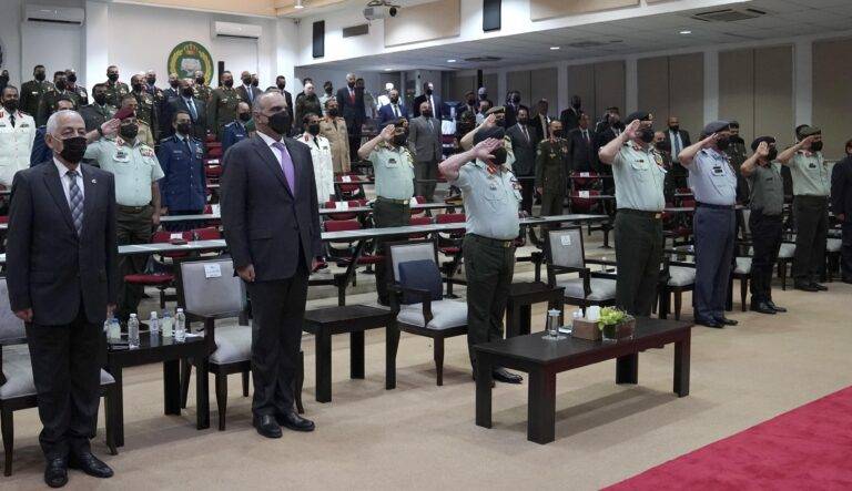 الملك يرعى تخريج دورة الدفاع الوطني 18